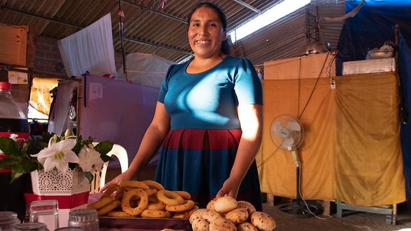 85988_SOS-KDI_Bolivien_Bolivia_FS_SantaCruz_Hilda's_story _Picture_ of_Hilda_and_the_pastries_she_made_06.jpg