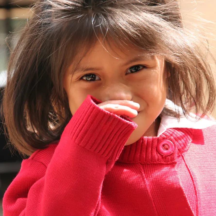 SOS-Kind in Guatemala Kleines Mädchen lacht verschmitzt in die Kamera