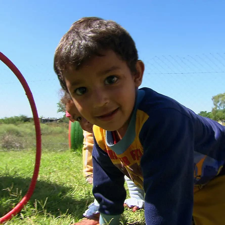 Junge im SOS-Kinderdorf in Uruguay spielender Junge aus dem SOS-Kinderdorf in Uruguay