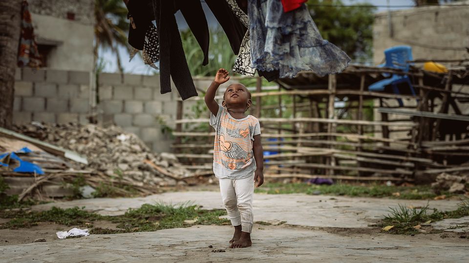 49348_Mozambique_ERP_Beira_ Cornel van Heerden_Luisa's granddaughter reaches for clothes on the line_adam_301241_23112019.JPG