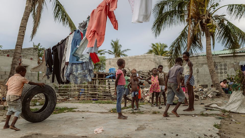 49340_Mozambique_ERP_Beira_ Cornel van Heerden_clothes line runs across Luisa's destroyed house_adam_301230_23112019.JPG